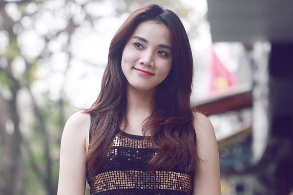 Trang Nhung da trắng, cười tươi trên phố ảnh 5