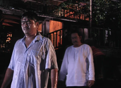 Nguyễn Chánh Tín (phải)trong "Suối oan hồn".
