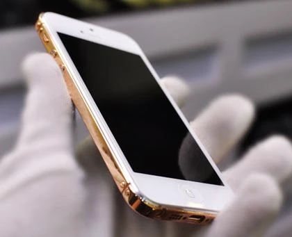 Chế "áo giáp" vàng cho iPhone 5 ảnh 2