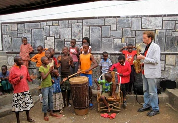 Gã Tây thổi kèn giữa phố Sài Gòn ảnh 2