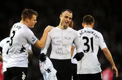 Cầu thủ ngày càng thích cởi áo bất chấp án phạt ảnh 2