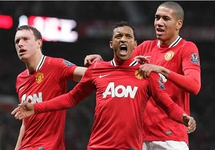 Nữ cổ động viên liều chết xem M.U thi đấu ảnh 1