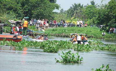 Hình ảnh cứu hộ trục vớt tàu Dìn Ký chìm trên sông Sài Gòn ngày 21-5-2011 ảnh 20