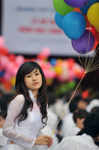 Nữ sinh lưu luyến chia tay tuổi học trò ảnh 2 Nữ sinh lưu luyến chia tay tuổi học trò ảnh 2