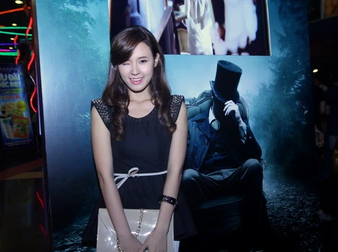 Midu diện áo đinh tán đi xem phim ảnh 1