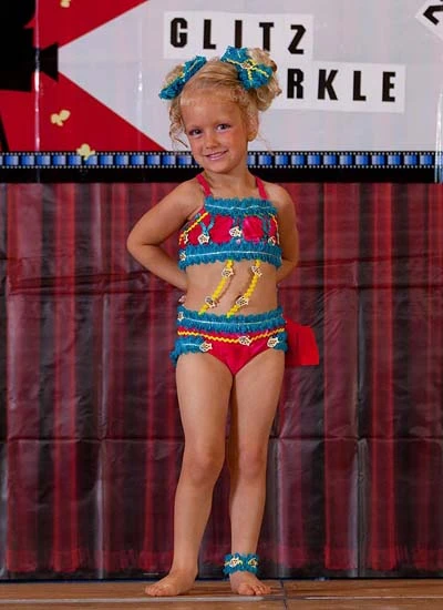 Tranh cãi bé 7 tháng tuổi thi hoa hậu, diễn bikini ảnh 1