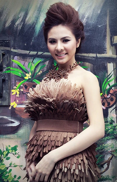 Vân Trang mặc váy chim công ảnh 1 Vân Trang mặc váy chim công ảnh 1
