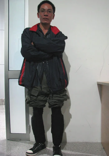 Giắt 25 máy ảnh trong người để tuồn vào Việt Nam ảnh 1