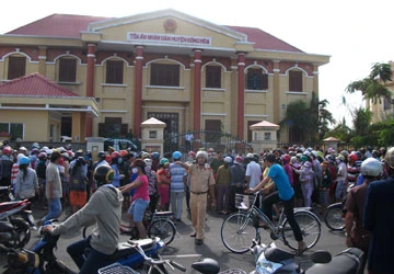 Cụ bà tự thiêu trước tòa án ảnh 2