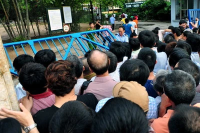 Đạp đổ cổng trường, xô đẩy xin học lớp 1 ảnh 5