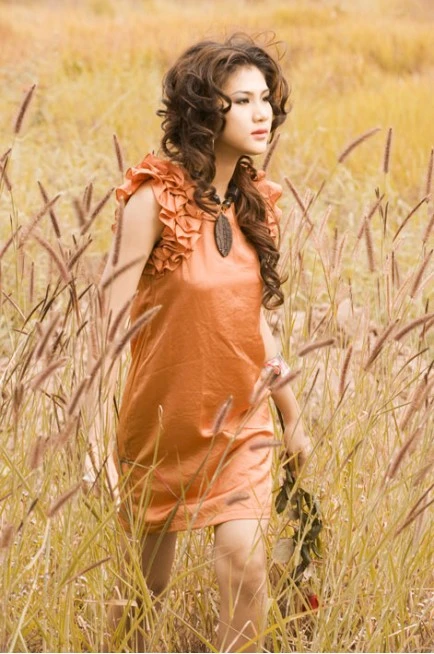 Trương Thị May lãng mạn với cỏ ảnh 2