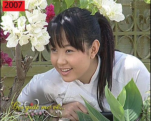 Minh Hằng năm 2003, khi mới bước chân vào con đường nghệ thuật. Cô tham gia vào ban nhạc Pha Lê. Tuy đã có những nét đẹp trên khuôn mặt, Minh Hằng vẫn chưa tạo dựng được phong cách cho mình. Minh Hằng trong một bức ảnh chụp với người mẫu Đức Tiến vào năm 2006. Cô hơi thừa cân với làn da ngăm đen. Năm 2007, bộ phim Gọi giấc mơ về khiến Minh Hằng thực sự được chú ý. Trong bộ phim, Minh Hằng rất bụ bẫm do tăng 10kg để hợp vai diễn, hàm răng của cô khá thưa và không đều đặn. Tuy vậy, những đường nét đáng yêu của cô vẫn được các khán giả ca ngợi. Những bức ảnh chụp trong năm 2007 cho thấy gu thời trang của Minh Hằng lúc này chưa thực sự đẹp mắt. Thân hình của cô cũng không mấy quyến rũ. Năm 2008, Minh Hằng thật sự thay đổi khi tấn công mạnh mẽ vào thị trường âm nhạc với phong cách sexy, gợi cảm. Minh Hằng đáng yêu với cặp kính tròn trong phim Giải cứu thần chết năm 2009. Bé Heo đã xinh xắn hơn rất nhiều, nhưng cách kết hợp trang phục của cô vẫn khá tệ.