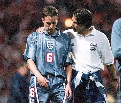 Southgate thất vọng sau khi đá hỏng quả penalty quyết định khiến ĐT Anh dừng bước trước người Đức ở EURO 96. 13 năm sau, ông cũng lại cúi đầu khi Boro rớt hạng.