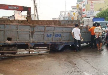 Xe lún vì sụp đường gây ùn tắc giao thông ảnh 1 Xe lún vì sụp đường gây ùn tắc giao thông ảnh 1