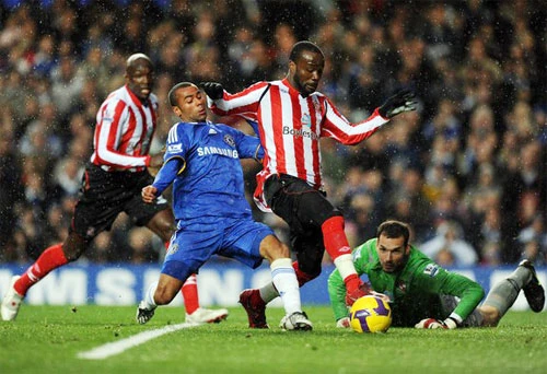 Sunderland vừa đá vừa nghe ngóng kết quả từ các sân khác - Ảnh: Getty