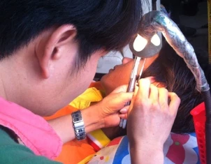 Dễ thủng nhĩ, nhiễm khuẩn khi đi lấy ráy tai ảnh 1