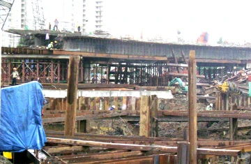 Phần đường chui Nguyễn Hữu Cảnh dưới nút giao cầu Thủ Thiêm 1. Ảnh: LƯU ĐỨC