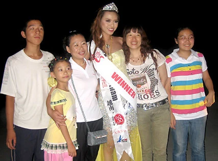 Với khán giả và người hâm mộ.