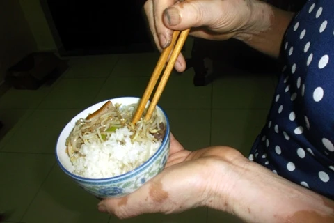 Mẹ già 93 tuổi ăn cơm chan nước mắt vì con bất hiếu ảnh 1