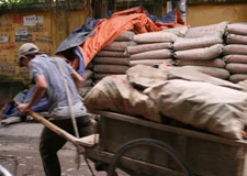Cần kiên quyết xử lý các trường hợp găm hàng, tự ý nâng giá xi măng. Ảnh: Chí Cường