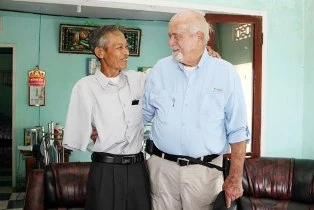 Bác sĩ Mỹ trả xương tay cho người lính Việt Nam ảnh 1