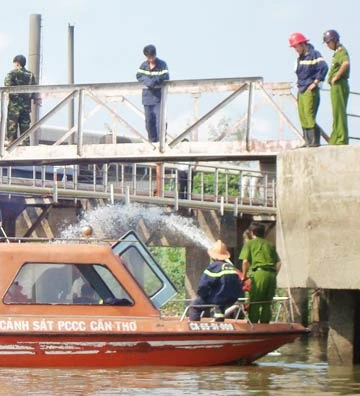 Cần Thơ: Cháy tàu chở xăng dầu ảnh 1 Cần Thơ: Cháy tàu chở xăng dầu ảnh 1