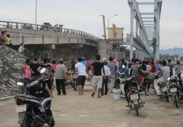 Thấy bạn trai nhảy cầu, cô gái cũng tự vẫn theo ảnh 1