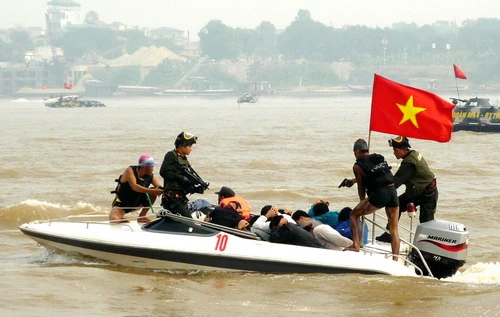 Diễn tập chống khủng bố trên sông Hồng ảnh 12