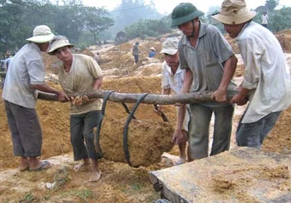 Đổ xô đào đá cảnh ở nghĩa địa ảnh 8