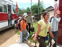 Học sinh Trường THPT huyện miền núi Tây Trà (Quảng Ngãi) vượt đường xa hơn 50 km bằng xe khách đến điểm thi tốt nghiệp THPT - Ảnh: Minh Thu