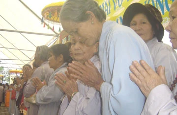 “Mong các linh hồn được siêu thoát, mong nơi nào cũng hòa bình...”. Ảnh: Võ Quý