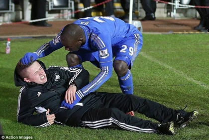 "Sút" cậu bé nhặt bóng, Hazard hối tiếc xin lỗi ảnh 2