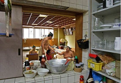 Cuộc sống dưới võ đài của võ sĩ Sumo ảnh 8