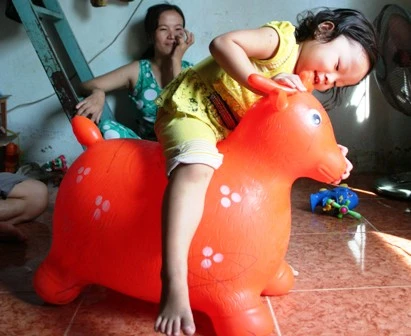 Hình ảnh mới nhất của bé gái 3 tuổi bị tắm kiểu “bạo hành” ảnh 6