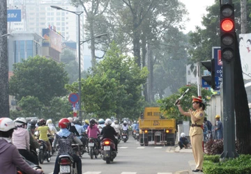 Nữ CSGT xuống đường điều khiển giao thông ảnh 1