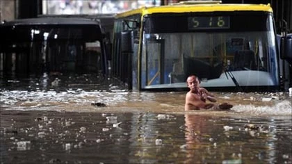 Lũ lụt nặng nhất trong 55 năm tấn công Trung Quốc ảnh 3