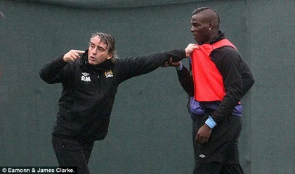 Tái diễn vụ Mancio đánh Balo, Pellegrini tóm cổ Richards ảnh 4