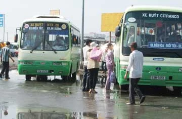 Hiệu quả kinh tế-xã hội của xe buýt chưa cao. Ảnh: LƯU ĐỨC