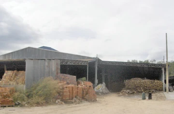 Lò gốm nhả khói vào nhà dân ảnh 1