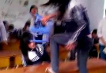 Nữ sinh cầm ghế đập bạn trong lớp học ảnh 1