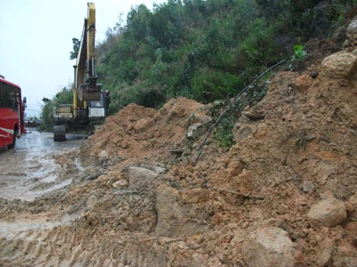 Mưa to tại hai tỉnh Phú Yên, Khánh Hòa làm đường sắt Bắc- Nam tê liệt ảnh 3 Mưa to tại hai tỉnh Phú Yên, Khánh Hòa làm đường sắt Bắc- Nam tê liệt ảnh 3