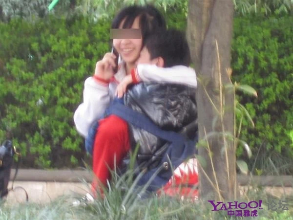 Teen cấp 2 Trung Quốc ôm hôn, rít thuốc công khai ảnh 1