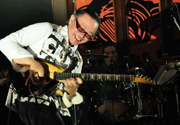 Chất dân ca hòa quyện trong jazz của Nguyên Lê ảnh 1