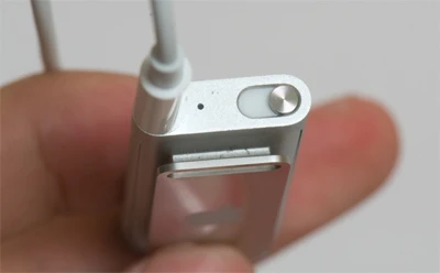 Nút tắt mở máy cũng là nút chơi nhạc liên tục hay ngẫu nhiên.