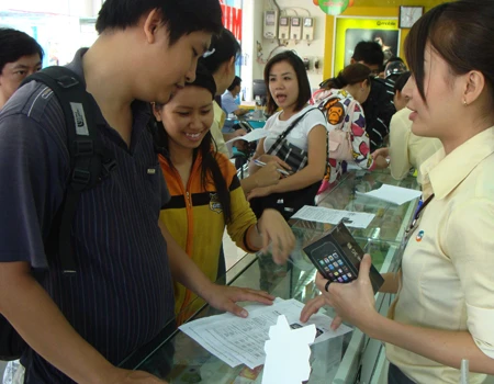 iPhone 4 giảm giá hút hàng, iPhone đời cũ vẫn ăn khách ảnh 1