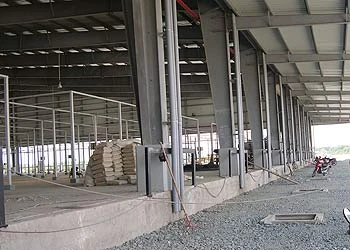 Sáng 15/5, nhà lồng gạo, đường đậu chợ Bình Điền vẫn chưa có gian hàng nào bày bán. Ảnh: T.A