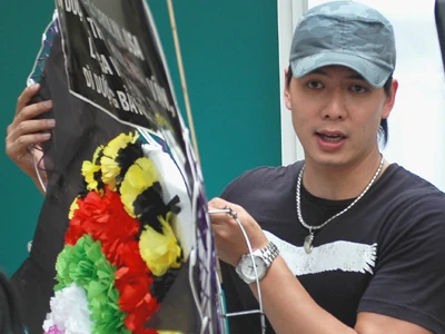 Diễn viên Bình Minh đến sớm phụ giúp việc tang