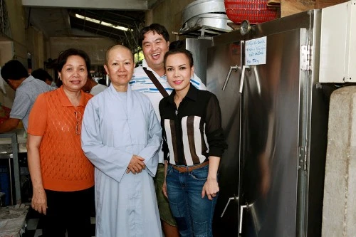 Việt Hương trích tiền phúng điếu mẹ làm từ thiện ảnh 1