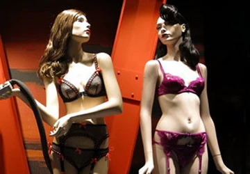 Cấm manơcanh mặc đồ lót để giảm 'yêu râu xanh' ảnh 1