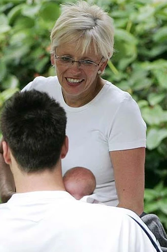 Mẹ vợ Terry đang đùa với con rể và cháu ngoại.